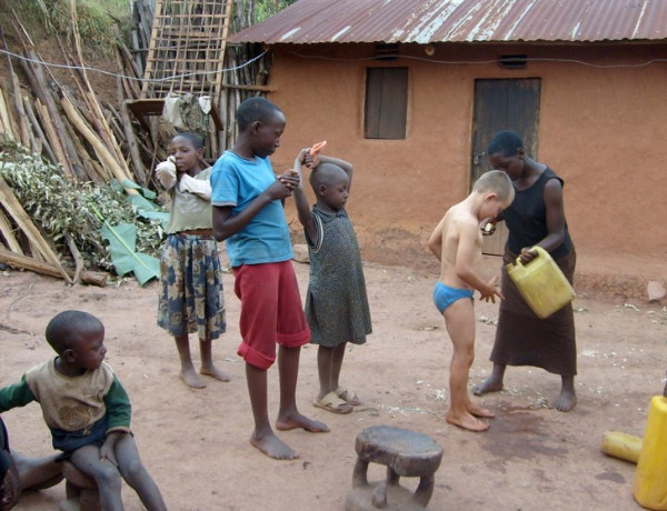 Voluneers in Rushooka